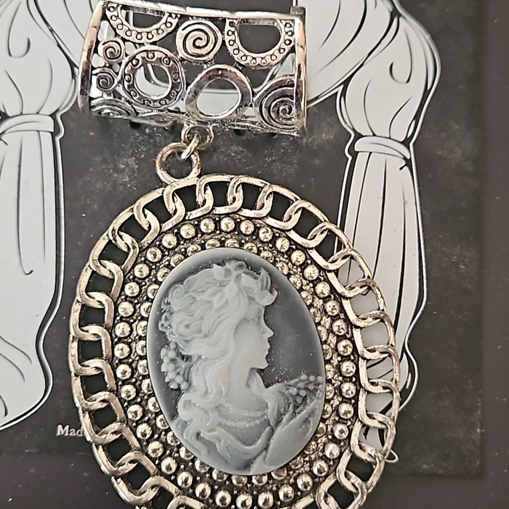Scarf Pendant. Goth Victorian Camio - Picture 1 of 5